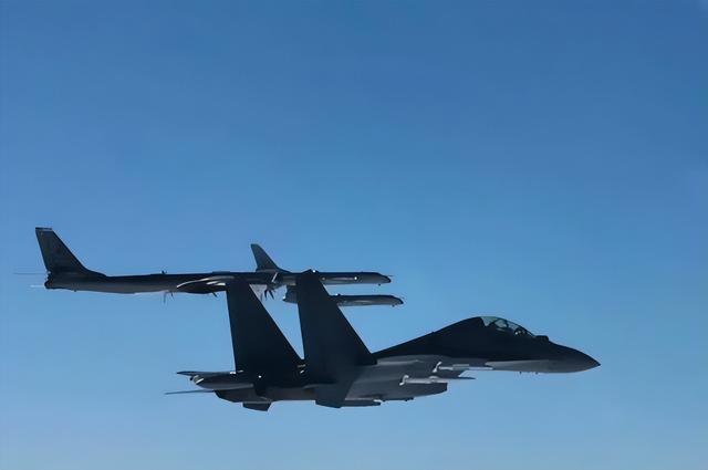 琉球不属于日本！中俄军队包围琉球，韩国紧急避险，高市怕啥来啥