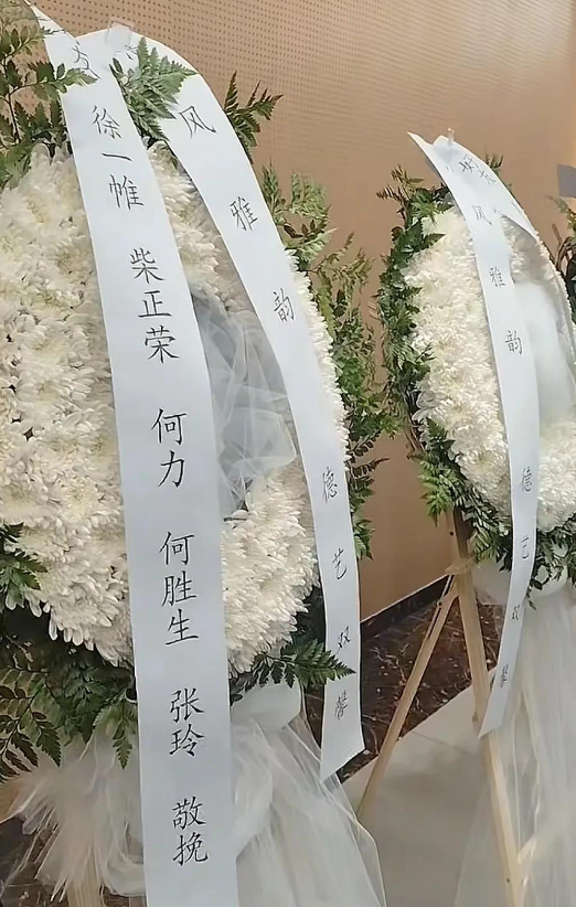 再见！何晴！许亚军疑现身告别现场，憔悴白发认不出，儿子两眼红