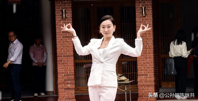 福建土楼此为珍，日昇楼内堪叹神：大埕水波盛，观光免走山路深！