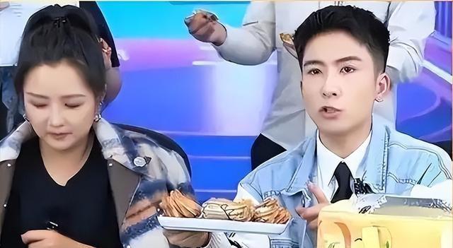 39岁何洁不忍直视，腋下勒出副乳肚子三层肉，要养4个娃操劳疲惫