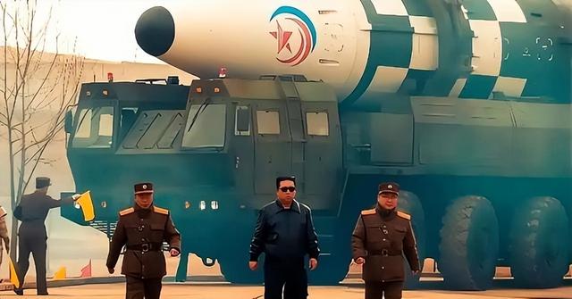 金正恩亲临现场！一颗导弹砸向日本海，朝方出手，高市早苗傻眼了