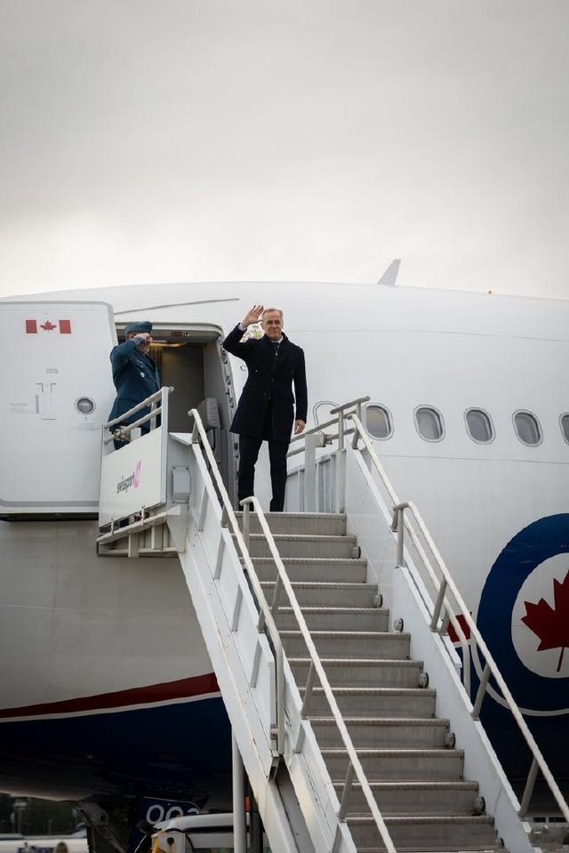 加拿大总理抵达北京	，大冷天就穿一件小风衣，献花小朋友超漂亮