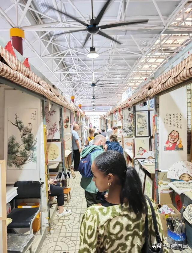 明天离开北京，黄楼跟养父母吃铜锅，筷子用的很好，翻译发文告别