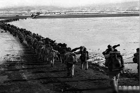 美国：三三战术发明，实为神作！看似人潮涌动，实则仅27人图片