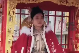 “八抬大轿”接亲队伍火了 中式传统婚礼越来越受年轻人欢迎图片