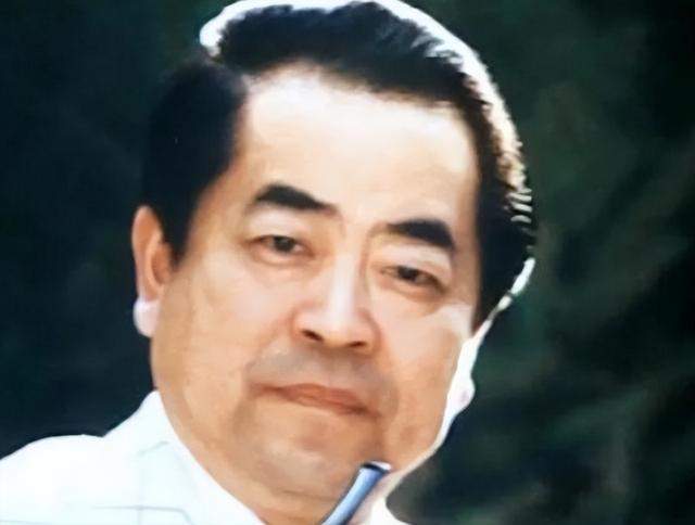 结婚仅1年，87岁的范曾已衰老，比他小50岁的娇妻仍如花似玉