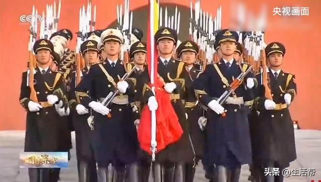 天安门原升旗手张自轩分享结婚喜讯	，曾12年间升旗7000余次零失误