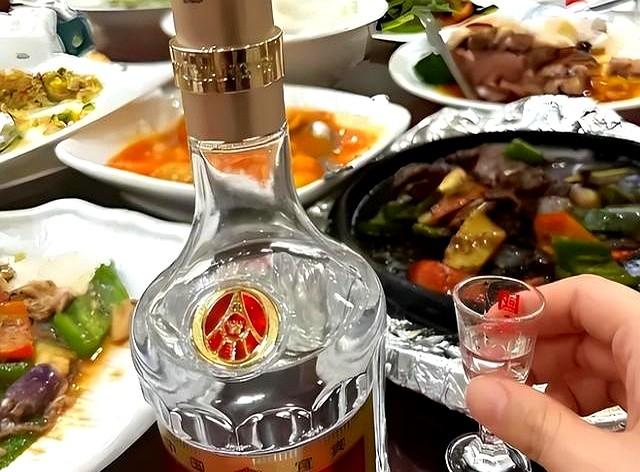 太丢人了！北京一大爷参加酒席，随礼200，竟连喝带拿6瓶五粮液