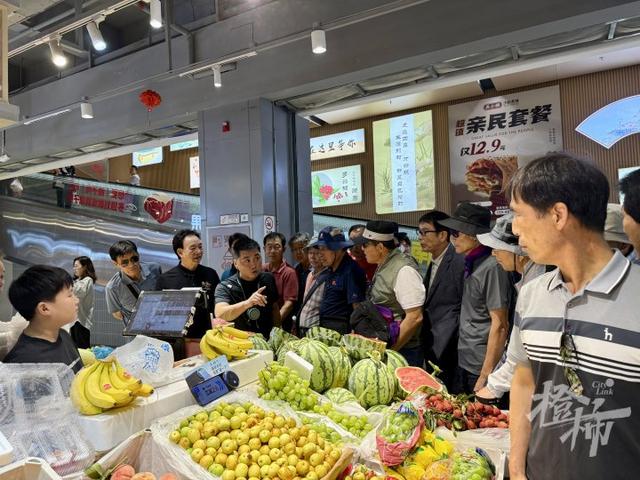 临平前村农贸市场，韩国旅游团一波一波来打卡，每次都现场买西瓜
