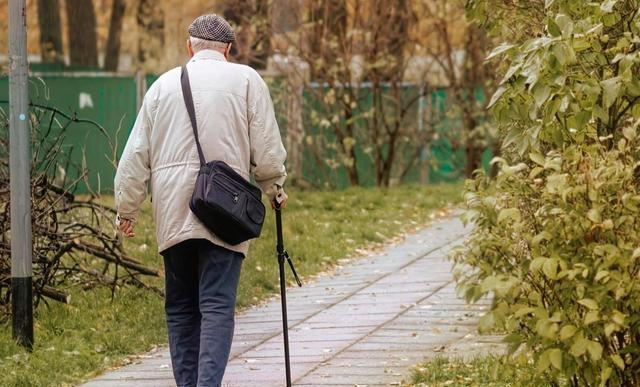 散步半个小时错了？医生提醒：过了60岁，散步要尽量做到这5点