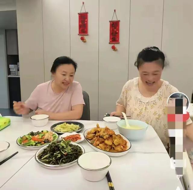 球球生孩子后：婆婆月嫂带娃 不母乳 身材恢复打扮漂亮 网友：太羡慕