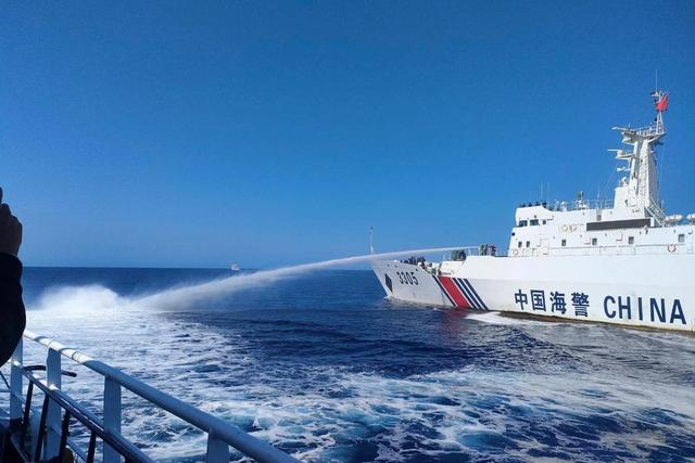 中国设黄岩岛保护区后，多艘菲船前来闹事，中国海警出手了