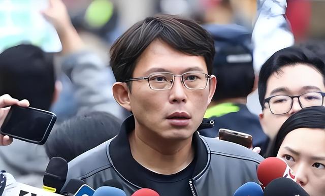 在中日关系敏感时期	，他竟然率团赴日访问，为了刷存在感毫无底线