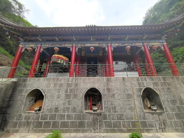 到秦岭避暑你去哪里？我进了青峰峡，虽然不算好房车营地却很凉快