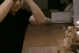 炸裂！森林北和男人屋内跳舞视频曝光，眉来眼去，身材柔媚至极！图片