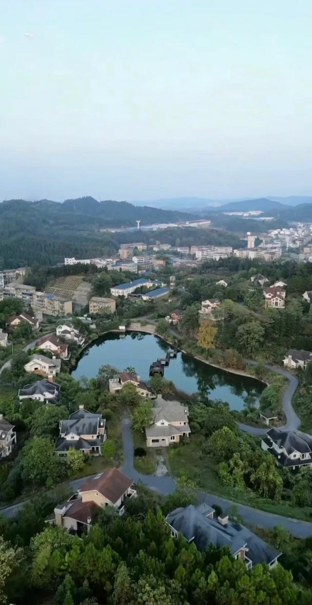 江西的湖碟谷有一处荒废的豪华别墅群周围杂草丛生，大门锈迹斑斑