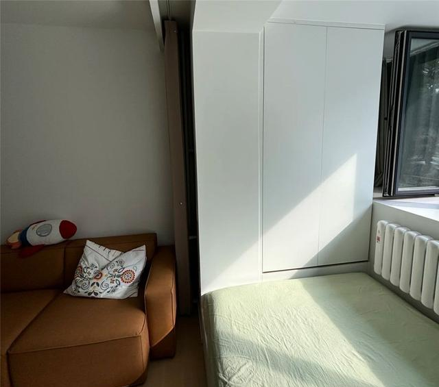 北京姑娘38㎡蜗居客厅火了，因“阳台改成卧室	”走红，太有想法了