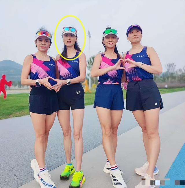山东跑友张素梅去世，仅55岁，10个月跑40个半马，模样冻龄身材好