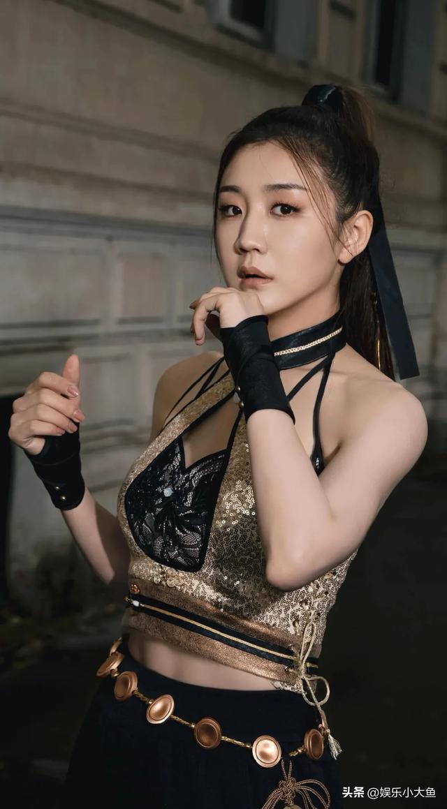 陈梦亮相巴黎时装周，一袭挂脖衣性感迷人，梦姐不打球穿衣好大胆