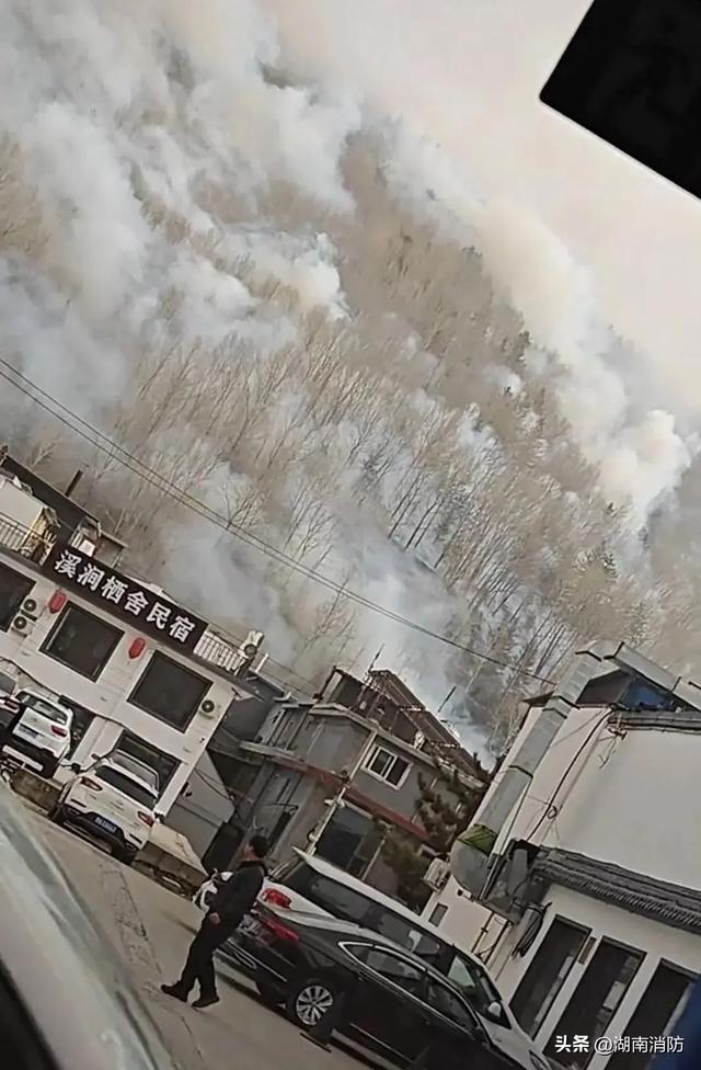 5A级古城景区突发火灾,工作人员称游客扔烟头引燃灯笼纸箱