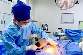 腋下两个“小包”竟是多长了一对乳房，女子手术切掉副乳如释重负图片