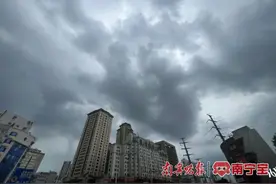 南宁上演“一秒天黑”！狂风骤雨来袭图片