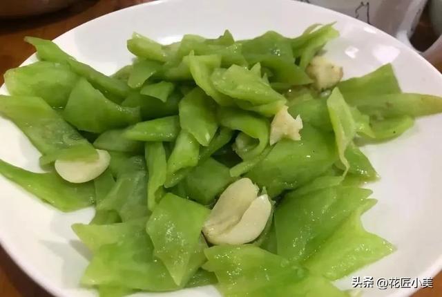 妈妈在老家种了一架“蛇瓜”，产量高到吃不完，网友：看着就怕