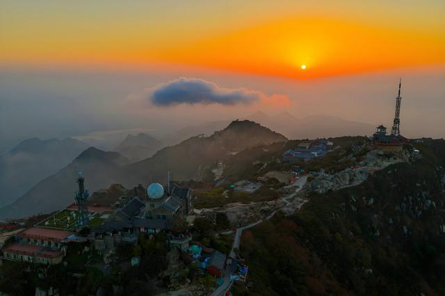 岱顶夕照：天地共染鎏金时