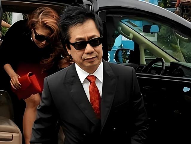 骗光明星20亿，连亲妈都不放过，霍家“逆子”被钉上“耻辱柱”！