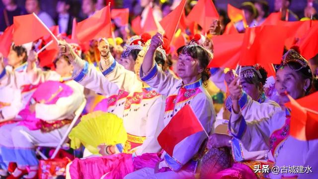 建水县举办“家国情·古城韵”——千年建水T台秀