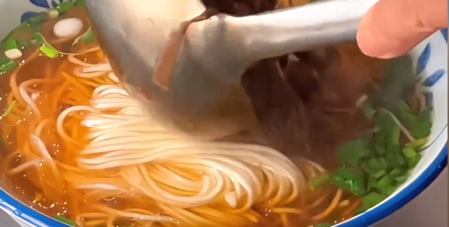 乐山3元续面大结局！面馆老板被定罪，罚钱还得拆牌，大学生被骂