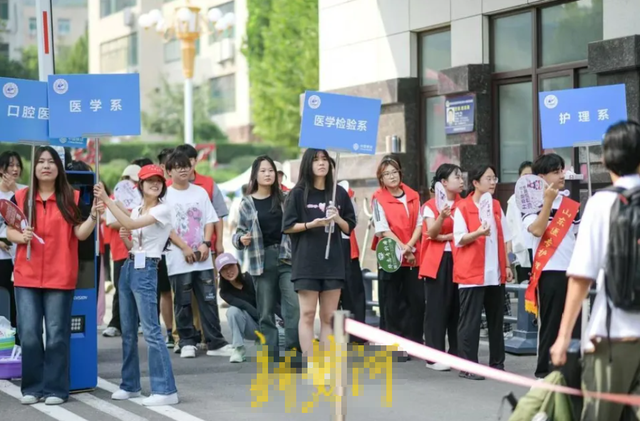 笑麻了！江苏女孩苦读12年考出家门1.4公里，4分钟到校，本人崩溃