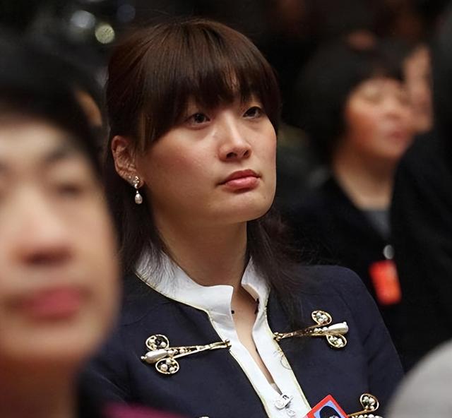 宣告卸任董事长仅半月，宗馥莉“新身份”曝光，宗泽后高兴早了