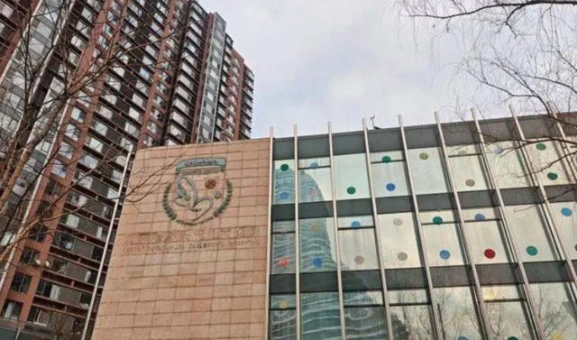 李亚鹏事件再升级！房东助理揭内情，暗指忘恩负义，当地居民发声