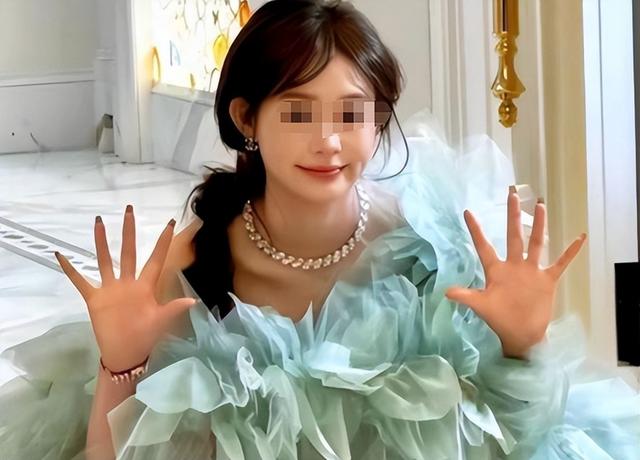 没钱还硬装？宁夏一笑成名拒绝百万签约的小女孩，现在成了这样