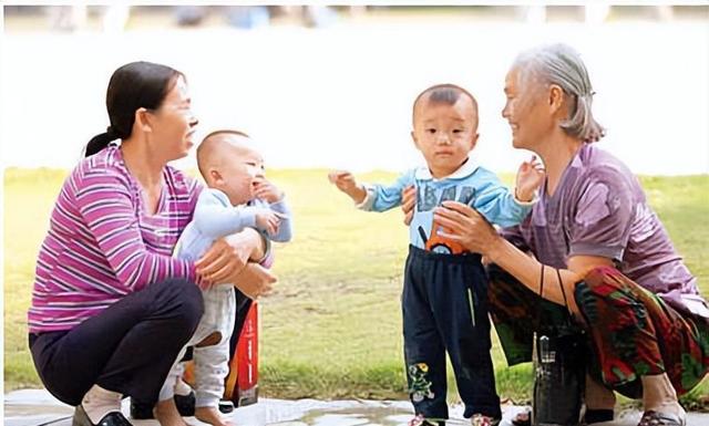 一个扎心的现实：在子女家带娃的父母，既辛苦，又心苦