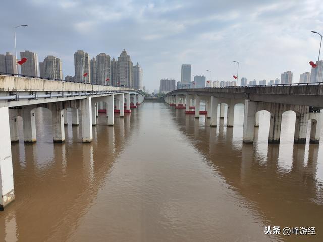 江城广场上的摇橹人雕塑，隐藏在吉林大桥中间的历史遗迹