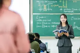 凭什么教师寒暑假放假，也能拿13个月工资？教师：你在做梦？图片