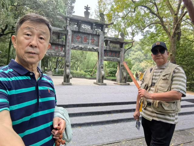 腾龙阁望汉江浩渺苍茫，古城头看襄阳心越千年。