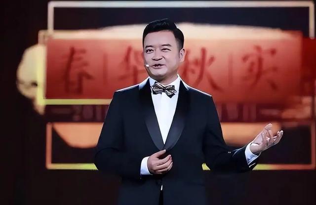 曾是央视名嘴，31岁因一句话离开央视远赴美国，50岁的他怎么样了