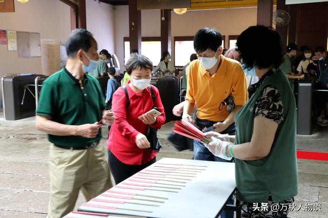 灵隐寺被骂上热搜，知情人爆料：一群和尚围着长条桌，上面堆满钱
