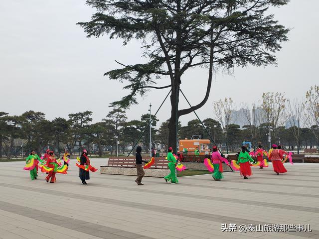 泰安：一个广场里的2个躺椅爆红网络，“抢位大战”让你“躺”赢