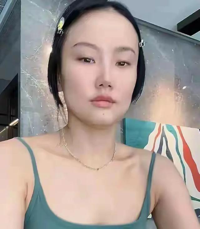 黄龄的紧身瑜伽装健身太棒了 身材曲线流畅 前凸后翘 性感简直太迷人