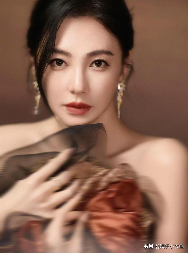 张雨绮亮相国剧盛典红毯，一袭华丽的层叠抹胸裙摆，身材火辣完美