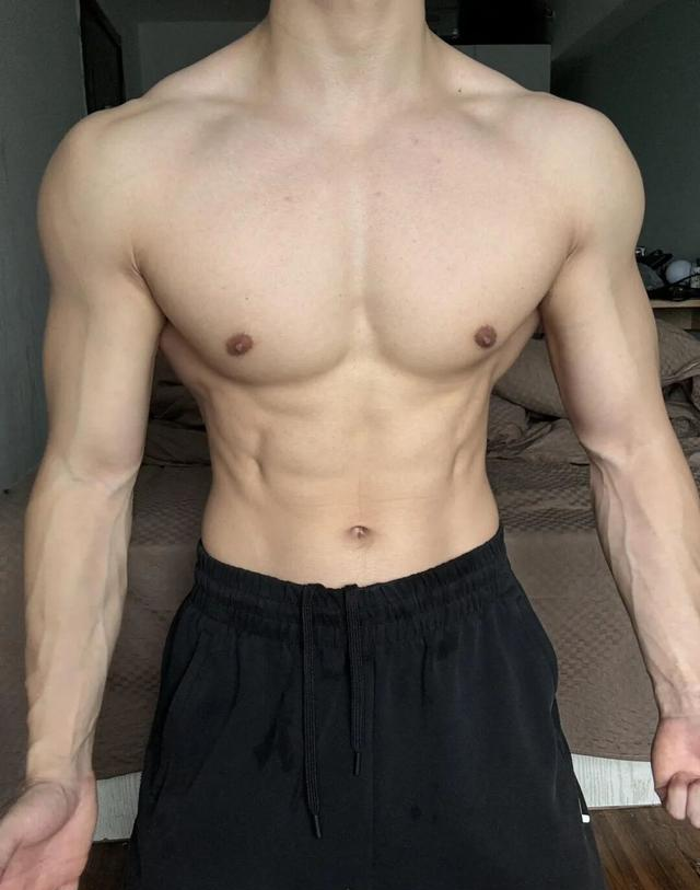 26岁北京自由健身教练，晒泵感肌肉，这身材可以制霸健身房了