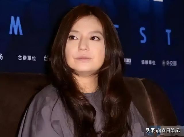 面相又变了！49岁赵薇广东吃饭又老又凶， 当年小燕子再也回不去了