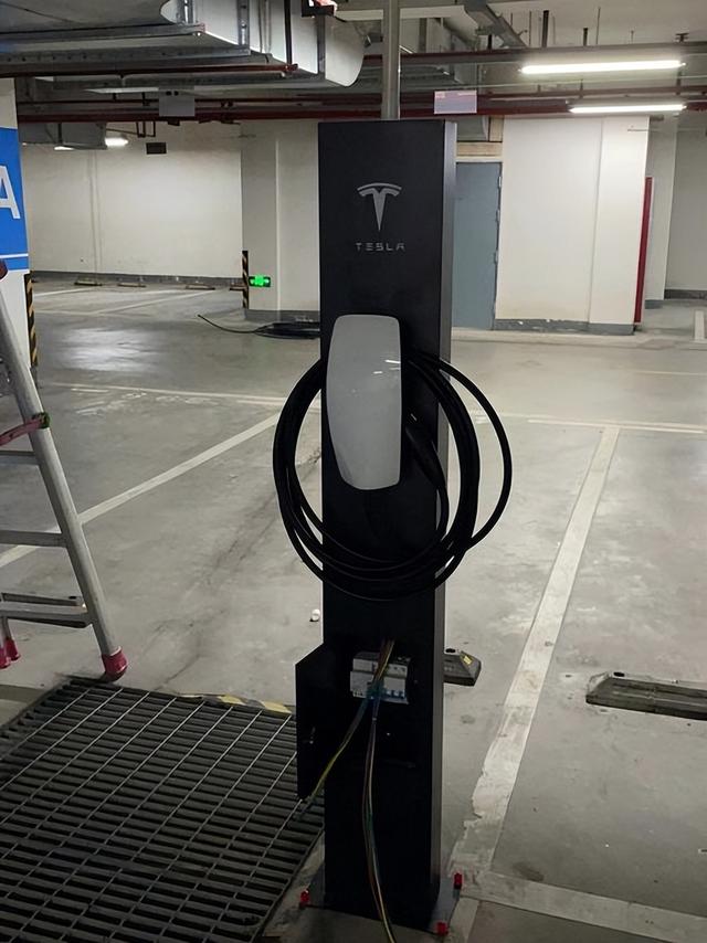 美国车市变天！纯电不香了，丰田混动卖疯，特斯拉充电桩成摆设