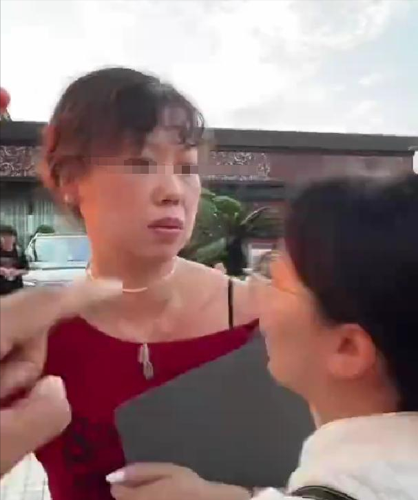 重庆红衣女“社会性死亡”，正脸照曝光