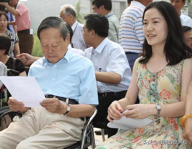 49岁的翁帆也没想到，杨振宁去世后，竟因一个举动实现口碑暴涨