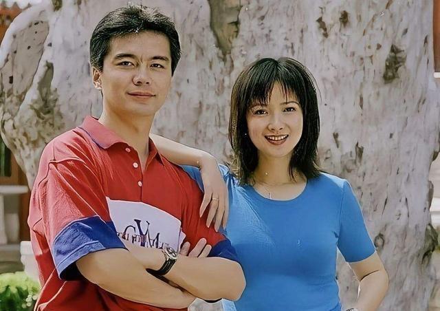 何晴葬礼举行！儿子手捧骨灰，遗像曝光惹泪目，廖京生现身送别